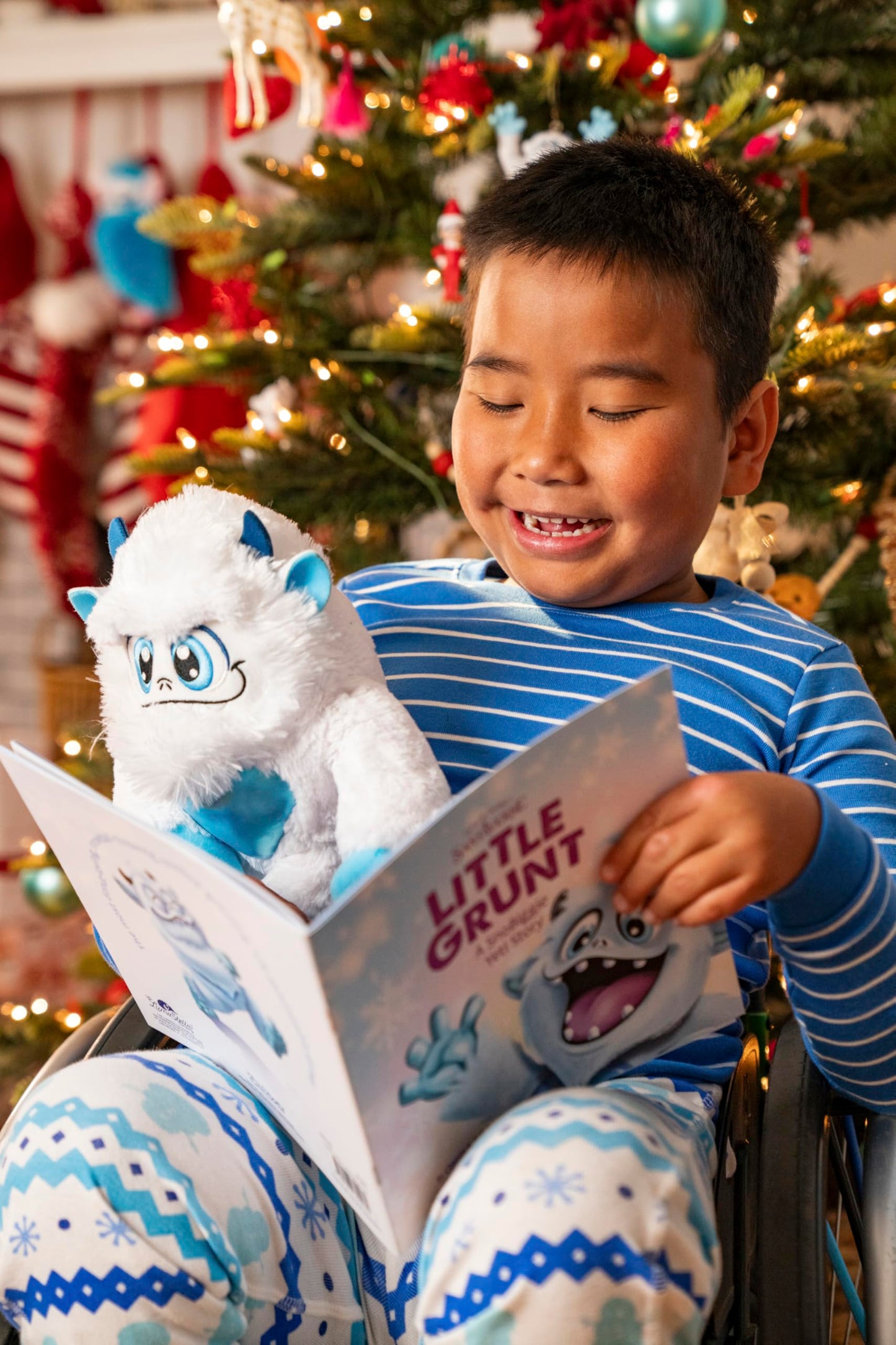 The Elf on the Shelf SnoBiggie Little Grunt Yeti - Huggable 12-Inch Plush Toy with Storybook – from The Creators of The Elf on the Shelf.